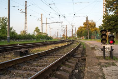 Tren yolu tabelaları, semaforlar ve demiryolu geçişleri, Poti, Georgia.