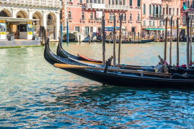 Gondol Venedik, İtalya'nın dar kanallarında.