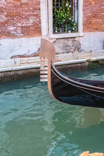 意大利威尼斯狭窄运河中的缆车 — 图库照片