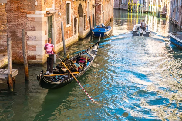 Gondoli Venetsian Kapeilla Kanavilla Italia — kuvapankkivalokuva