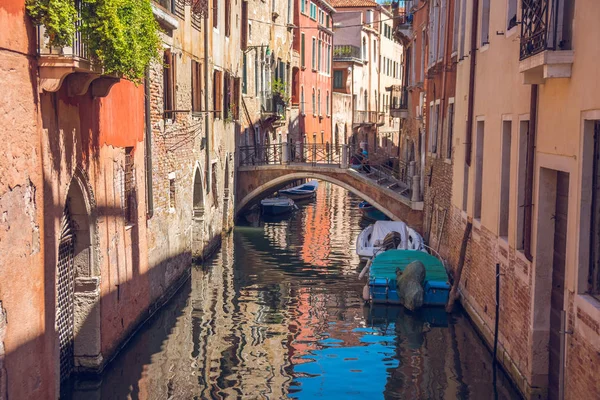 意大利威尼斯狭窄运河中的小船 — 图库照片