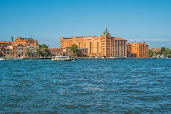 Venedik manzarası güzel. Giudecca Adası. Gradn kanal. Bölge Veneto. İtalya.