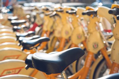 Milan, İtalya - 14.08.2018: Kiralama ve Milan şehirde Bisiklet Park.