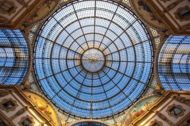 Vittorio Emanuele II Galerisi, kare Duomo, Milan şehir merkezinde iç.