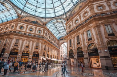 Milan, İtalya - 14.08.2018: Vittorio Emanuele II Galerisi, Meydanı şehir merkezi Milano Duomo, iç.