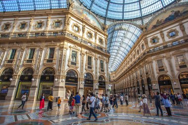 Milan, İtalya - 14.08.2018: Vittorio Emanuele II Galerisi, Meydanı şehir merkezi Milano Duomo, iç.