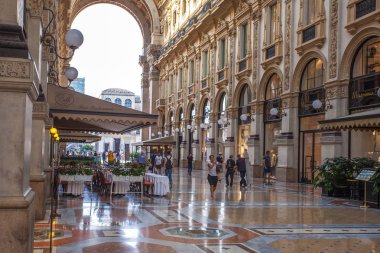 Milan, İtalya - 14.08.2018: Vittorio Emanuele II Galerisi, Meydanı şehir merkezi Milano Duomo, iç.
