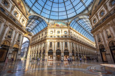 Milan, İtalya - 14.08.2018: Vittorio Emanuele II Galerisi, Meydanı şehir merkezi Milano Duomo, iç.