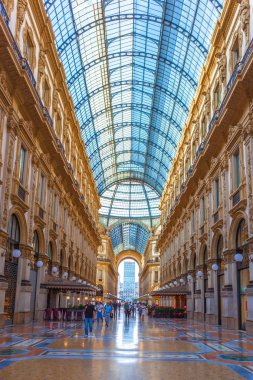 Milan, İtalya - 14.08.2018: Vittorio Emanuele II Galerisi, Meydanı şehir merkezi Milano Duomo, iç.