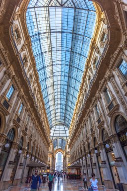 Milan, İtalya - 14.08.2018: Vittorio Emanuele II Galerisi, Meydanı şehir merkezi Milano Duomo, iç.