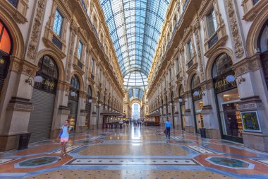Milan, İtalya - 14.08.2018: Vittorio Emanuele II Galerisi, Meydanı şehir merkezi Milano Duomo, iç.