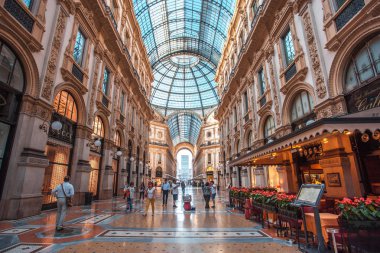 Milan, İtalya - 14.08.2018: Vittorio Emanuele II Galerisi, Meydanı şehir merkezi Milano Duomo, iç.