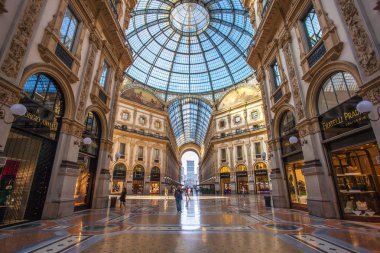 Milan, İtalya - 14.08.2018: Vittorio Emanuele II Galerisi, Meydanı şehir merkezi Milano Duomo, iç.