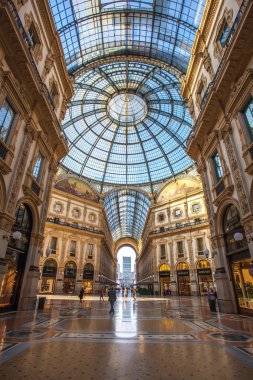 Milan, İtalya - 14.08.2018: Vittorio Emanuele II Galerisi, Meydanı şehir merkezi Milano Duomo, iç.