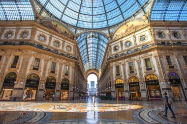 Milan, İtalya - 14.08.2018: Vittorio Emanuele II Galerisi, Meydanı şehir merkezi Milano Duomo, iç.