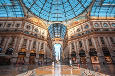 Milan, İtalya - 14.08.2018: Vittorio Emanuele II Galerisi, Meydanı şehir merkezi Milano Duomo, iç.