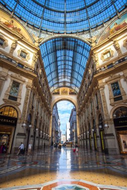 Milan, İtalya - 14.08.2018: Vittorio Emanuele II Galerisi, Meydanı şehir merkezi Milano Duomo, iç.