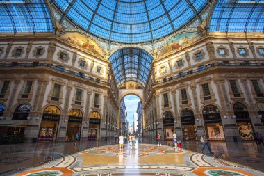 Milan, İtalya - 14.08.2018: Vittorio Emanuele II Galerisi, Meydanı şehir merkezi Milano Duomo, iç.