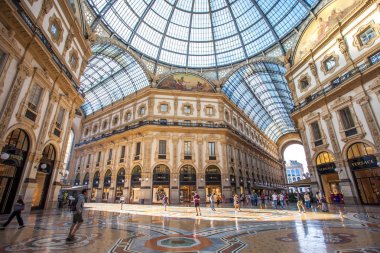 Milan, İtalya - 14.08.2018: Vittorio Emanuele II Galerisi, Meydanı şehir merkezi Milano Duomo, iç.
