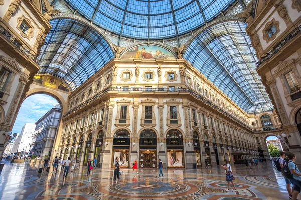 Milan, İtalya - 14.08.2018: Vittorio Emanuele II Galerisi, Meydanı şehir merkezi Milano Duomo, iç.