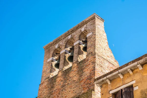 Rött Tegel Klocktorn Med Tre Metall Klockor Venedig Italien — Stockfoto