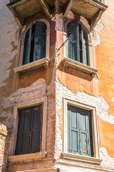 Ventana Veneciana Tradicional Con Persianas Venecia Italia —  Fotos de Stock