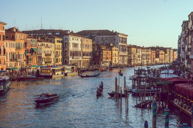 Venice, İtalya - 17.08.2018: Güzel bir manzarası geleneksel gondol Venedik ünlü Canal Grande üzerinde.