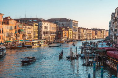 Venice, İtalya - 17.08.2018: Güzel bir manzarası geleneksel gondol Venedik ünlü Canal Grande üzerinde.