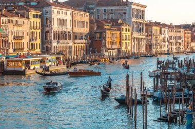 Venice, İtalya - 17.08.2018: Güzel bir manzarası geleneksel gondol Venedik ünlü Canal Grande üzerinde.