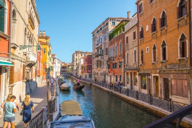 Venice, İtalya - 16.08.2018: Turist seyahat gondol kanalında Venedik, İtalya.