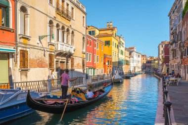 Venice, İtalya - 16.08.2018: Turist seyahat gondol kanalında Venedik, İtalya.