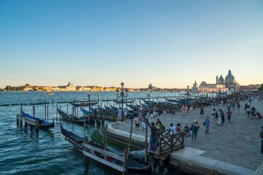 Venice, İtalya - 15.08.2018: Venedik lagününün güzel manzara. Gondol Venedik geleneksel bir taşıma olduğunu.