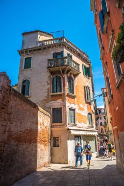 Venice, İtalya - 15.08.2018: tipik eski evleri Venedik, İtalya gezisi.