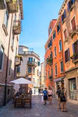 Venice, İtalya - 15.08.2018: tipik eski evleri Venedik, İtalya gezisi.
