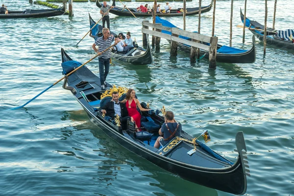 Venecia Italia 2018 Los Turistas Viajan Góndolas Canal Venecia Italia —  Fotos de Stock