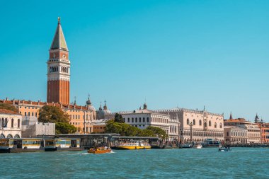 Venice, İtalya - 16.08.2018: Görünüm Doge Sarayı ve Grand canal Venedik'te San Marko Meydanı.