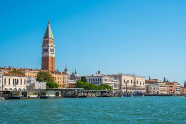Venice, İtalya - 16.08.2018: Görünüm Doge Sarayı ve Grand canal Venedik'te San Marko Meydanı.