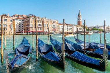 Venice, İtalya - 16.08.2018: Campanile di San Marco ve Canal Grande condolas Venedik ile.