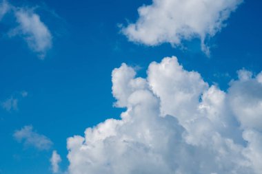 güzel beyaz bulutlar ve mavi gökyüzü güneşli bir günde.