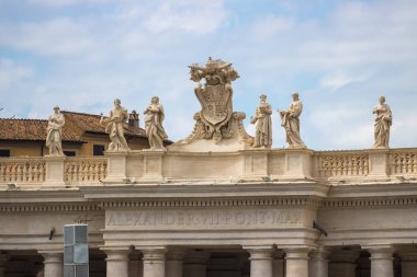 Rome, İtalya - 23.06.2018: Havariler taş heykeller Saint Peter Bazilikası Vatikan Roma'nın çatısında.