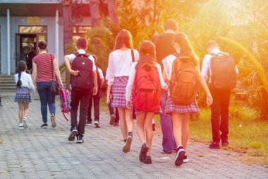 Poti, Gürcistan - 20.09.2018: Grup çocuk okula birlikte okula gidiyor.