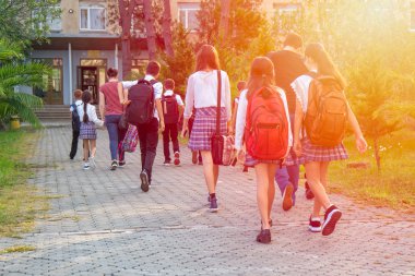 Poti, Gürcistan - 20.09.2018: Grup çocuk okula birlikte okula gidiyor.
