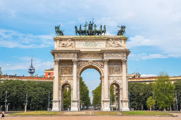 Barış kemer veya kapı Sempione Milano, Sempione Parkı yakınındaki.