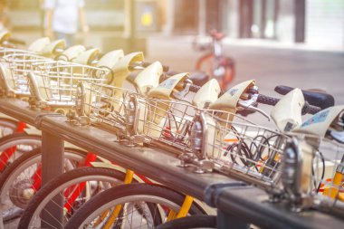 Milan, İtalya - 14.08.2018: Kiralama ve Milan şehirde Bisiklet Park.