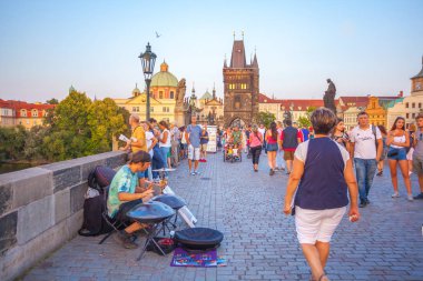 Prag, Çek Cumhuriyeti - 20.08.2018: İnsanlar Prag ünlü Charles Köprüsü üzerinde yürüyor.
