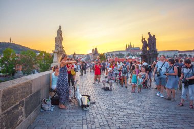 Prag, Çek Cumhuriyeti - 20.08.2018: İnsanlar Prag ünlü Charles Köprüsü üzerinde yürüyor.
