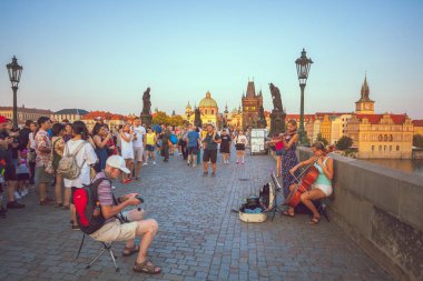 Prag, Çek Cumhuriyeti - 20.08.2018: İnsanlar Prag ünlü Charles Köprüsü üzerinde yürüyor.
