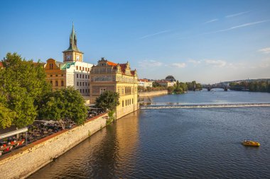 Vitava Nehri için Charles Bridge Prag, güzel yaz günü göster.