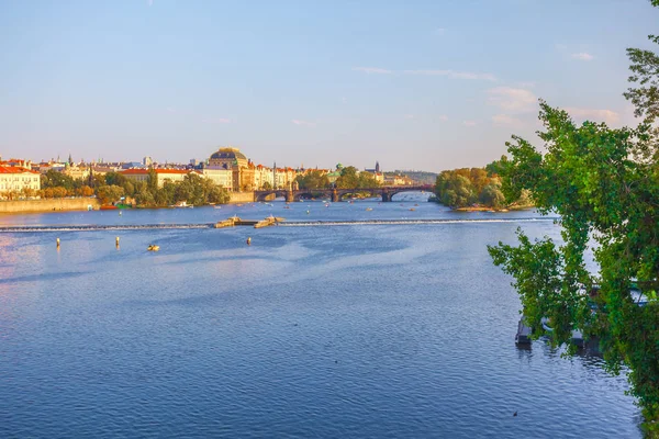 Pohled Vitava Řece Karlova Mostu Praze Krásný Letní Den — Stock fotografie