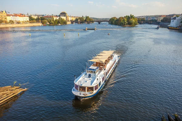 Vitava Nehri Için Charles Bridge Prag Güzel Yaz Günü Göster — Stok fotoğraf